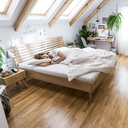 Łóżko 140x200 z wezgłowiem ażurowym Nature aranżacja