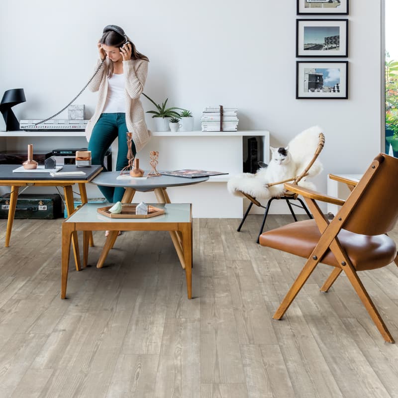 Panele winylowe Quick Step Bloom Sosna poranna mgła AVMPU40074 aranżacja