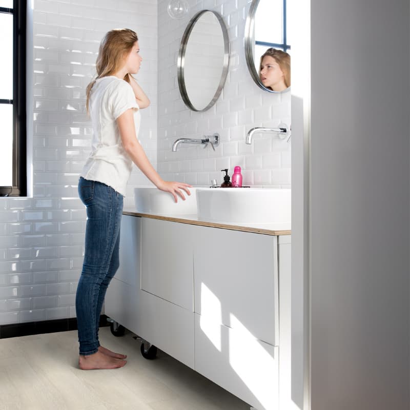 Panele winylowe Quick Step Bloom Dąb morska bryza jasny AVMPU40079 aranżacja