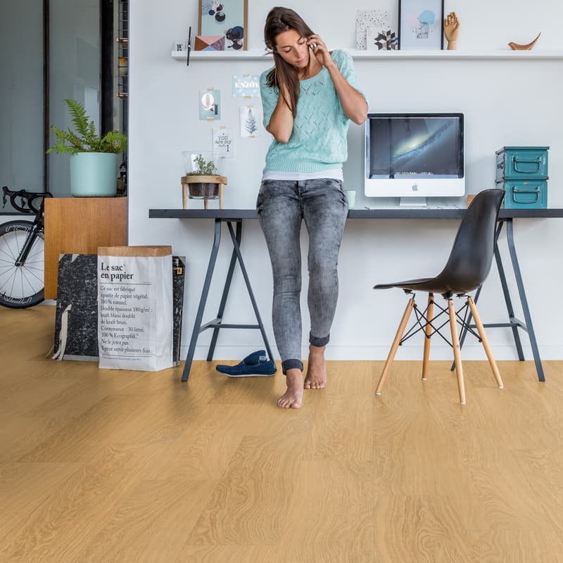 Panele winylowe Quick Step Bloom Dąb miodowy AVMPU40098 aranżacja