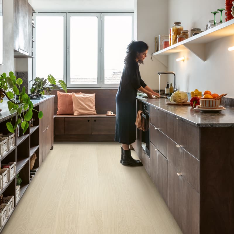 Panele winylowe Quick Step Bloom Dąb polarny AVMPU40099 aranżacja