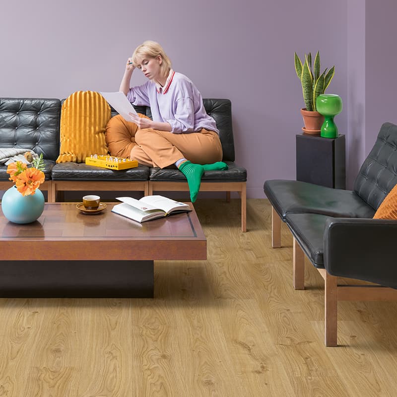 Podłoga winylowa Quick Step Blos Dąb wiejski naturalny AVSPU40025 ze zintegrowanym podkładem aranżacja