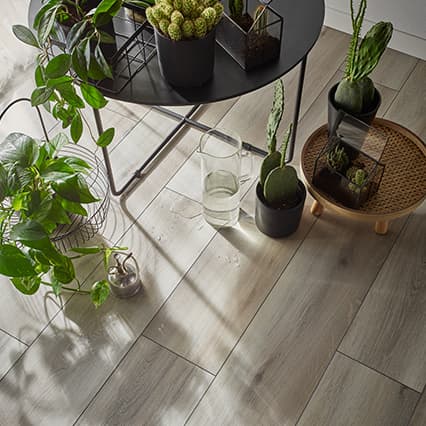 Panele winylowe z twardym rdzeniem i podkładem IXPE VOX Rigio Oak Demes aranżacja