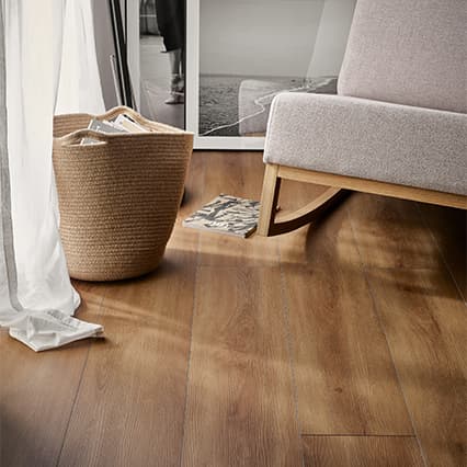 Panele winylowe z twardym rdzeniem i podkładem IXPE VOX Rigio Oak Priar aranżacja