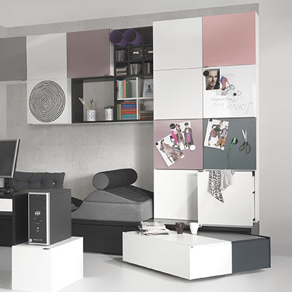 Szafa 2-drzwiowa z drążkiem i szufladami z podestem 106x95 Young Users aranżacja