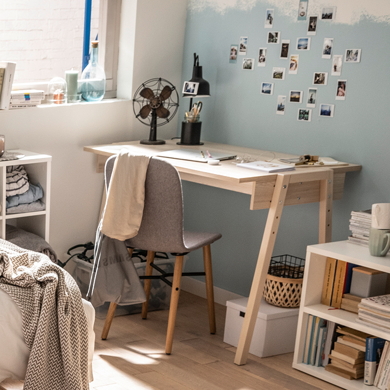 Desk Spot Young arrangement