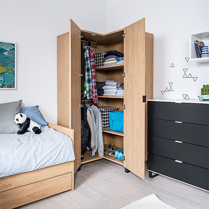 Corner wardrobe Simple arrangement